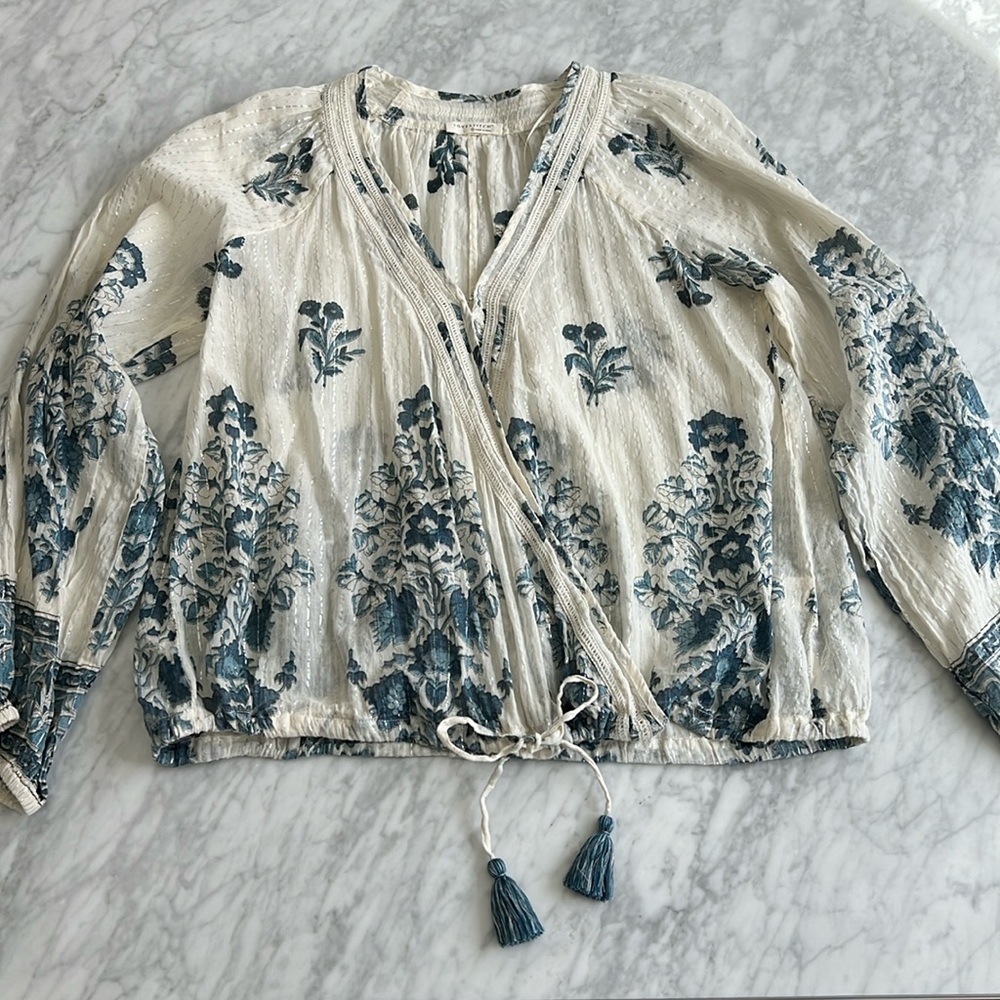 Light linen, long sleeved, blouse. Small blue & ivory